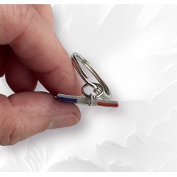 porte clé en cuir bleu, blanc, rouge vue de profil