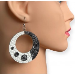 Créoles artisanales ZOÉ en cuir noir et blanc portées