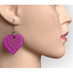 BOUCLES D'OREILLES CŒURS EN CUIR ROSE PORTÉES