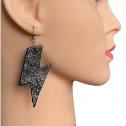 BOUCLES D'OREILLES ECLAIR NOIR EN CUIR PORTÉES