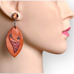 boucles d'oreilles en cuir portées crées à jUILLAC  en  Corrèze