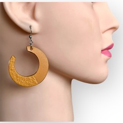 boucles d'oreilles en cuir jaune moutarde EDMA portées