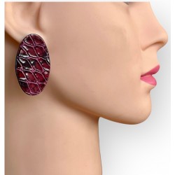 Boucles d'oreilles artisanale pour femme en cuir mauve portées par un mannequin