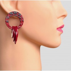 Boucles d'oreilles créoles en cuir rouge et noir portées par un mannequin