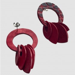 Boucles d'oreilles en cuir rouge et noir vue de dos et de face
