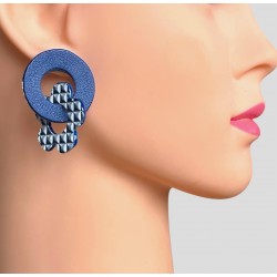 Double créoles en cuir bleu portées