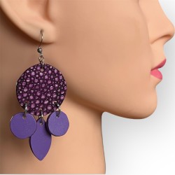 boucles d'oreilles en cuir mauve portées fabriquées en Limousin