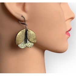 boucles d'oreilles artisanales en cuir doré portées