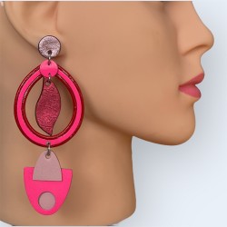 boucle d'oreille mono en cuir rose fluo portée