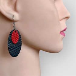 Boucles d'oreilles créoles en cuir noir et rouge portées