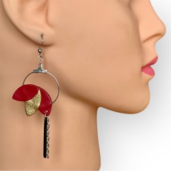 Boucles d'oreilles femme en cuir rouge et or portées