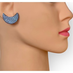 Boucles d'oreilles en cuir femme LISE en forme de lune portées