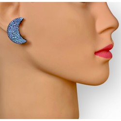 Boucles d'oreilles en forme de lune en cuir portées