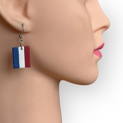 Boucles d'oreilles en cuir bleu blanc rouge portées