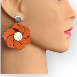 Boucles d'oreilles artisanales femmes  en cuir orange portées