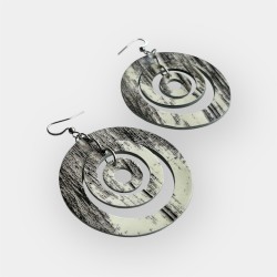 Créoles en cuir noir et blanc fabriquées à Juillac en Corrèze