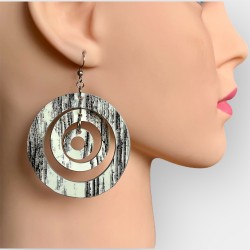 Créoles en cuir noir et blanc portées