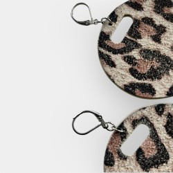 bijoux artisanaux femme léopard gros plan sur les crochets