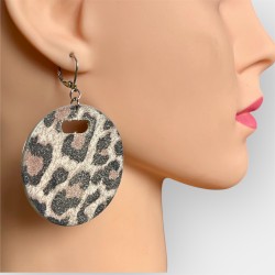 boucles d'oreilles léopard femme élégantes portées