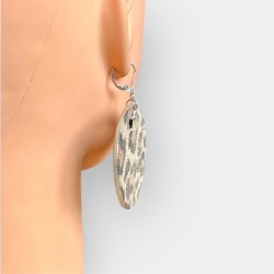 créoles léopard en cuir femme portées