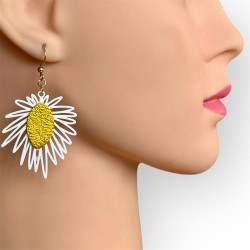 Boucles d'oreilles soleil avec intérieur en cuir jaune portées