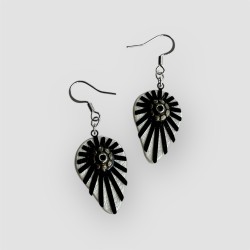 Boucles d'oreilles artisanales en cuir blanc rehaussées de rayons noirs modèle ELY