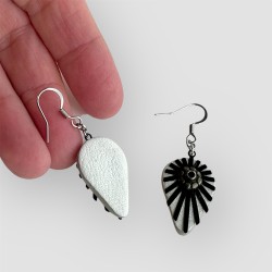 BOUCLES D'OREILLES CUIR FAITS MAIN VUES DE DOS