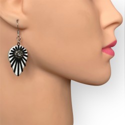 BOUCLES D'OREILLES CUIR ARTISANALES PORTÉES