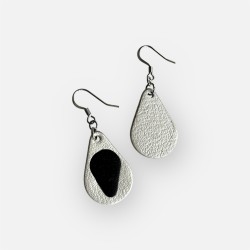 Boucles d'oreilles goutte noir et blanc en cuir vue de dos et de face