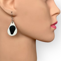 Boucles d'oreilles artisanales en cuir femme noir et blanc portées