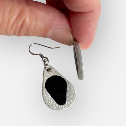 Boucles d'oreilles femme en cuir noir et blanc vue de profil