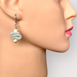 Boucles d'oreilles en cuir torsadé EMIE portées