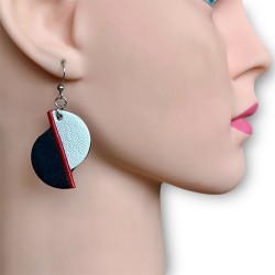 Bijoux boucles d'oreilles en cuir noir et blanc portés