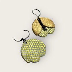 Boucles d'oreilles femme en cuir doré, vue de dos