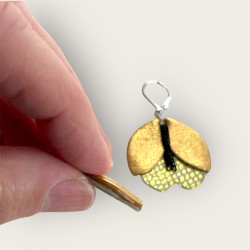 Boucles d'oreilles femme en cuir doré vue de profil