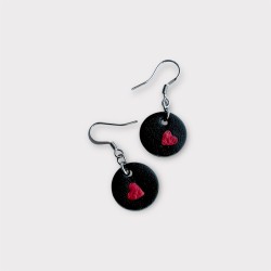 Bijoux boucles d'oreilles en cuir noir avec un cœur rouge fabriquées en Corrèze à Juillac