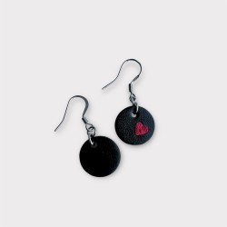 Boucles d'oreilles en cœur noir et rouge vue de dos et de face