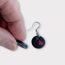 Boucles d'oreilles en cuir noir et rouge vue de profil