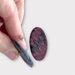 Créoles boucles d'oreilles en cuir mauve vue de profil