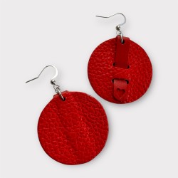 Créoles artisanales en cuir rouge vue de dos et de face