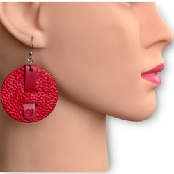 Créoles en cuir rouge portées