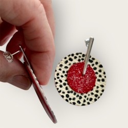 CREOLE CUIR MAE ROUGE BLANC ET TACHETÉE DE NOIR VUE DE PROFIL