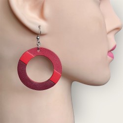 Créoles en cuir rouge ANGY portées