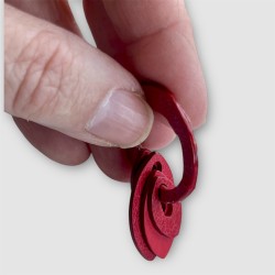 Boucles d'oreilles créoles en cuir rouge et noir vue de profil