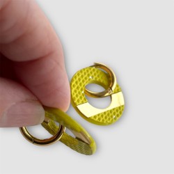 Créoles en cuir jaune et doré vue de profil