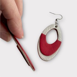 Bijoux boucles d'oreilles en cuir rouge et blanc vue de profil