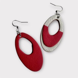 Boucles d'oreilles en cuir rouge et blanc portées par un mannequin