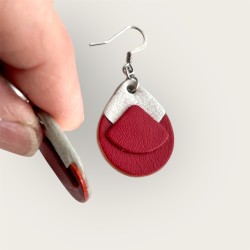 BIJOUX CUIR ROUGE ARTISANAUX VUES DE PROFIL