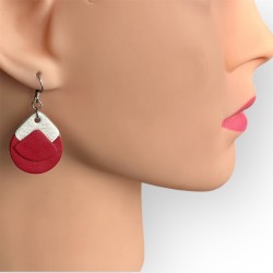 BIJOUX CUIR ROUGE PORTÉS