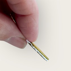 Boucles d'oreilles avec intérieur en cuir jaune vue de profil